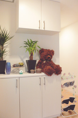 斉藤さんのセンスが光る玄関。上にも棚があり収納もたっぷり