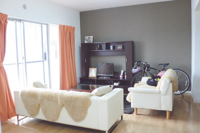 南向きに大きな窓があり、明るく暖かいリビング。中央の深いグリーンの壁がお気に入りとのこと