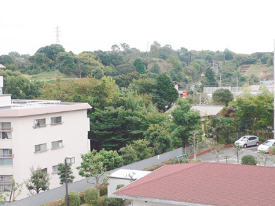 リビングとダイニングの窓からは、保土ヶ谷の緑豊かな景色を眺めることができる