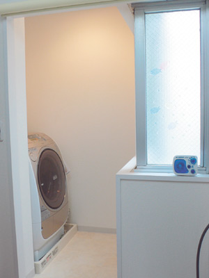 キッチン脇の洗濯機置き場は小さいながら独立したスペースになっていて、外からはスッキリと見えるうえ作業もしやすいとのこと