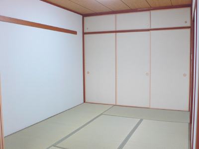 リビングに隣り合う和室は、天袋付きの大きな押し入れを備えた6畳間