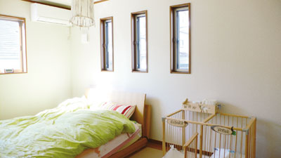 日当たりが良く明るいご夫婦の寝室はペットのケージを置いても余裕の広さ