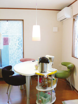 個性的な形のイスやテーブルがポップな雰囲気を作り出しているダイニングスペース