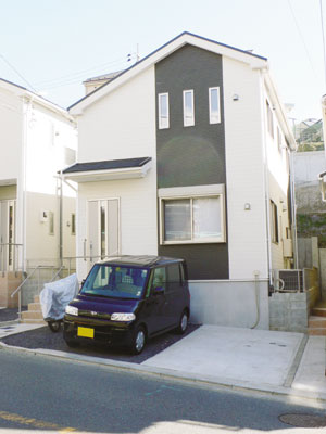 白とグレーのコントラストが印象的な坂本さんのご新居。２台分のカースペースは駐車もしやすいとのこと