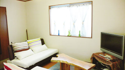 大きなソファが存在感を放つリビング。テーブルはご主人の手作りとのこと