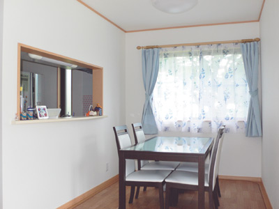 壁と天井、ダイ二ングセットの白が相まって、明るく清潔感のあるダイ二ング