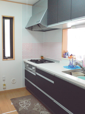 キッチンは黒で統一され、シックな印象。奥に窓があり、明るく使い勝手も良いとのこと