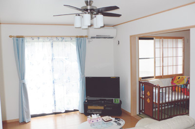 リビングの掃き出し窓は南向きで、日当たり、風通しとも申し分ない