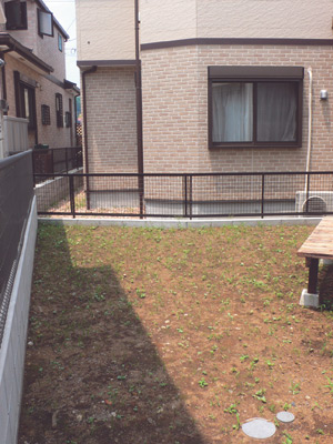 建物の西側にあるお庭。芝を敷いたり木を植えたりしたいとのこと