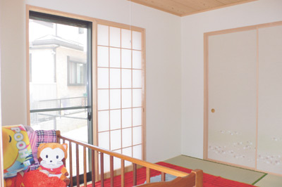 リビングに隣接する5畳の和室。リビング同様、南側の窓からの日射しでいつも明るい