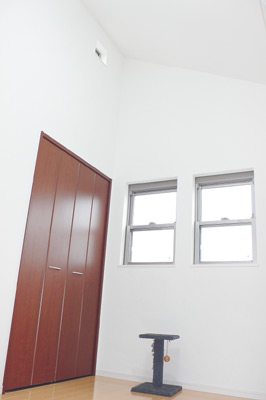 勾配天井には明かり取りの窓も設けられ、室内が広々と感じられる２階の１室