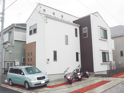 注文住宅のようなセンスの良さを感じさせる外観。車2台分ある駐車スペースには、車とお２人の趣味のバイクが置かれている