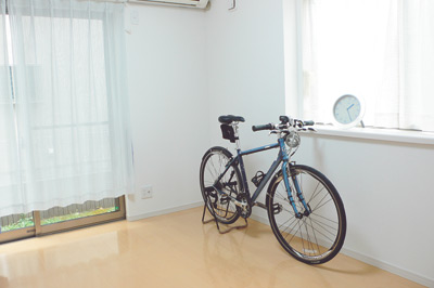 庭に面した１階の部屋に置かれているのは、ご主人が通勤にも使われるという自転車