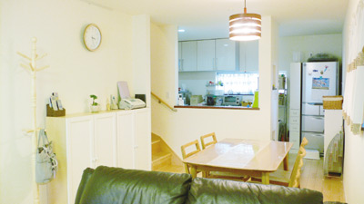 フローリングとダイニングセットの色がピッタリ合った、暖か
い雰囲気のダイニングスペース