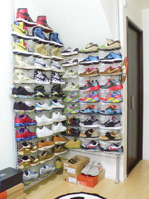 １階の洋室にはご主人自慢のスニーカーコレクションがショッ
プのようにディスプレイされている
