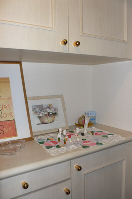 分譲マンションらしく余裕ある広さの玄関スペース。かわいらしい小物などが飾られている