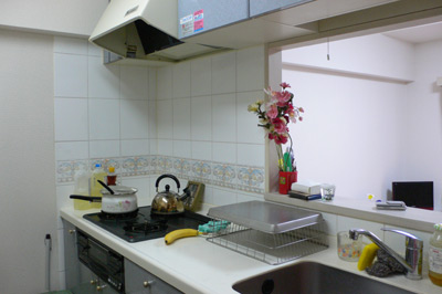 白を基調とした明るいキッチンは対面式。カウンター越しにテレビや部屋の様子を見渡せる