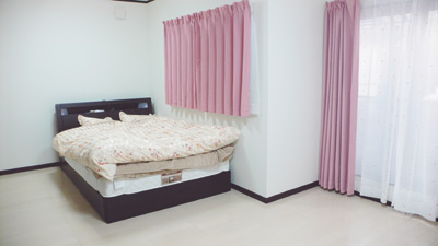 将来2部屋に分けられるように造られている10.5畳の洋室が、現在のお2人の寝室