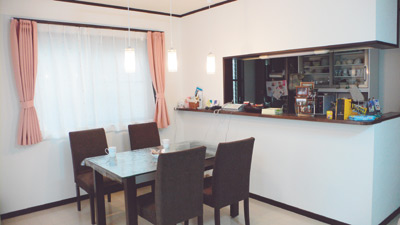 オシャレな照明がアクセントになっているダイ二ングスペースは、４人掛けのダイニンセットがゆったりと収まる広さ