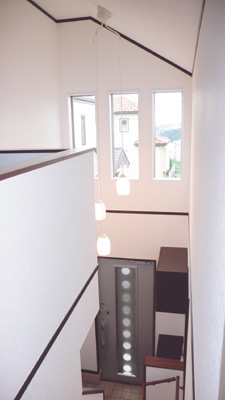 玄関はお２人がぜひ造りたかったという開放感たっぷりの吹き抜けになっている