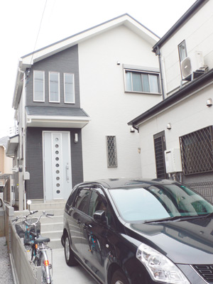 白とグレーのコントラストがスタイリッシュな篠原さんのお宅。扉のデザインも個性的