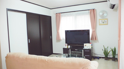 リビングは２ヶ所に窓がある明るい空間。引き戸を隔てて５畳の和室と隣接している