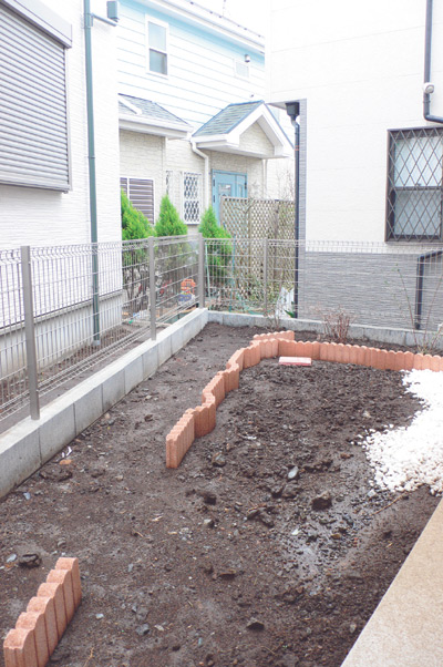 建物の向かって右手と奥にあるお庭。どちらもガーデニングなどを楽しむのに十分な広さ