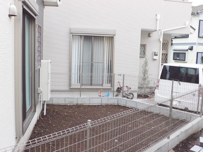 建物の向かって右手と奥にあるお庭。どちらもガーデニングなどを楽しむのに十分な広さ