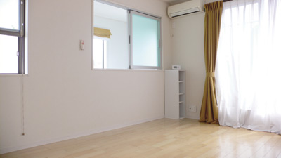 吹き抜けを通してリビングを見下ろせる２階の１室。バルコニーに繋がる大きな窓がありとても明るい