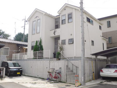 白い壁に形の違ういくつもの窓が並ぶ外観がお洒落な庄司さんのお宅