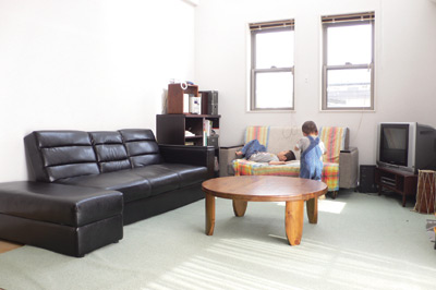 ２方向に窓があり、たっぷりと日射しが差し込む明るいリビング