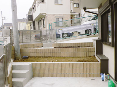 傾斜地だった部分を利用して造られた花壇。これからガーデニングや家庭菜園を楽しみたいとのこと