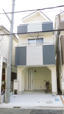 ２階と３階のバルコニーにグレーでアクセントを付けた
白い外壁がスタイリッシュな鈴木さんのマイホーム