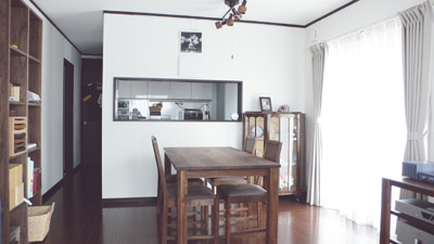 ナチュラルな木目の家具が、内装に良く調和したダイ二ングスペース