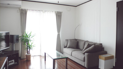 大きな窓からたっぷりと日射しが入る明るく広々としたリビング