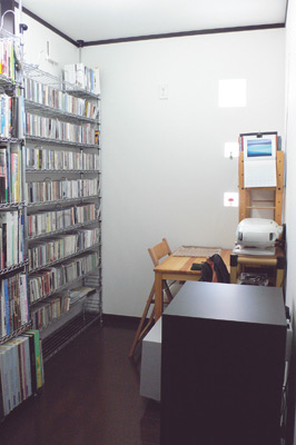 ３畳の納戸は、本棚などを置いても十分にゆとりのある書斎として活用されている
