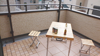 ほぼ正方形の広いバルコニ―は、友人とバーベキューをするのにも大活躍