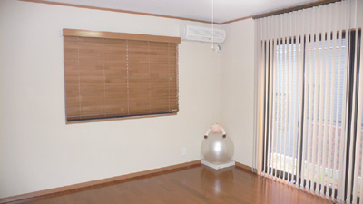 1階にある広さ約10畳の寝室。身体のことを考えて、壁には珪藻土を使用したとのこと