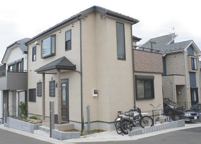 木を植えたとき栄えるようにと考えて色などを選んだという竹内家の外観