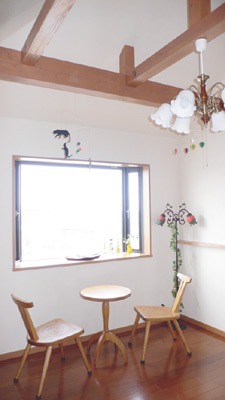 窓の横に置かれたイスとテーブル。ここで夜景を眺めながら夕食を摂られるのだそうです