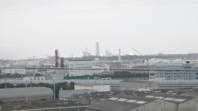 お2人がひと目惚れしたとおっしゃる2階からの眺望。ランドマークなど、みなとみらい地区も見える