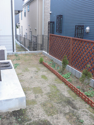 芝生を敷いたお庭には、花壇のスペースも作られている。お２人はここに木を植えたいとのこと