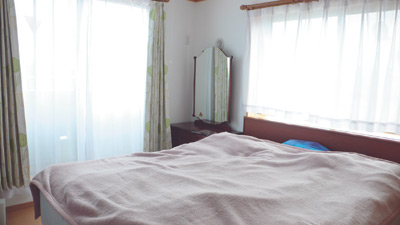 ご家族みんなの寝室は、2面採光でとても明るい3階の1室