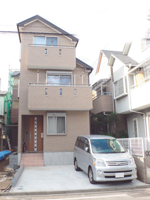 外壁のレンガ風のサイディングが暖かい印象を醸し出している