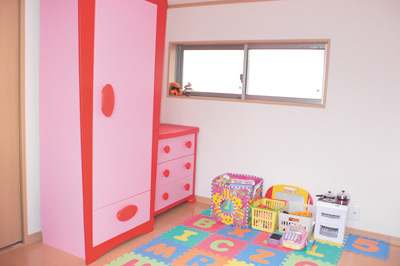 3階の１室はかわいらしい家具とたくさんのおもちゃが置かれたお子さんの部屋