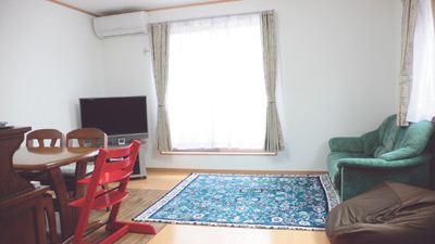 家具がゆったりと配置され広々としたLD。大きな窓はほぼ南向きで、一日中よく日が当たる