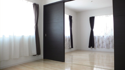 ６．１畳の２部屋は引き戸で仕切る造り。開け放てば大きな部屋として使うこともできる