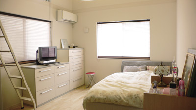 ご夫婦の寝室は２面採光でロフト付きの広く明るい部屋