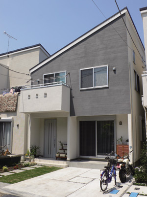 デザイン、色使いともシンプルかつモダンな外観がとてもお洒落な印象の宅見さんのお宅