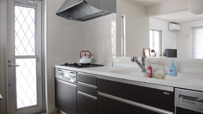 明るい対面式のキッチンには勝手口もあり、使い勝手も良いとのこと